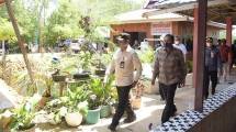 Pj. Wali Kota Kendari, Asmawa Tosepu; Direktur Penertiban Tanah dan Ruang Dwi Hariyawan beserta rombongan saat berada di RM. Mangrove Kelurahan Kambu, Kecamatan Kambu, Kota Kendari Provinsi Sulawesi Tenggara.