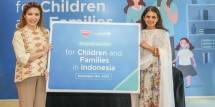 Maniza Zaman, Perwakilan UNICEF di Indonesia dan Hirajati Natawiria, Direktur Marketing WINGS Group Indonesia menandatangani perjanjian WINGS for UNICEF jilid 2 (2023-2026)