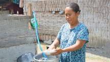 Seorang Ibu sedang mencuci piring