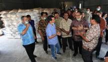 Menteri Puspayoga saat mengunjungi penggilingan padi KUD Jaya Werdi, Desa Takmung, Kabupaten Klungkung, Bali