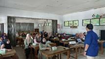 Para guru yang mendapatkan pelatihan parenting oleh Jamkrindo