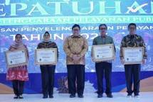 Plt Sestama Perpusnas Ofy Sofiana (dua kiri) menerima penghargaan Predikat Opini Kualitas Tinggi dari Ombudsman.