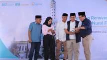 Dari ki-ka: Bupati Manggarai Barat Edistasius Endi, BSI Smart Agen El Ashar Barokah Nia Rusniati, Direktur Retail Banking BSI Ngatari, Agen BSI Smart Mandala Meubel Edy Irsun, dan Direktur Utama BSI Hery Gunardi saat simbolis transaksi pembayaran lewat BSI Smart pada peresmian renovasi Masjid Agung Nurul Falaq Labuan Bajo, Jumat.