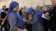 Pasukan Israel menembak mati ibu dan anak saat mereka tengah beribadah di Gereja Katolik, Paroki Keluarga Kudus, di Gaza pada Sabtu (16/12), Umat kristiani di Gaza juga menjadi korban kebiadaban Israel. (AP/Abed Khaled) CNN Indonesia 