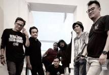 Once Mekel (dua kanan) merasa kehilangan atas meninggalnya musisi peduli HAM Estu Pradhana Bramono (berswiter hitam, 3 kanan).