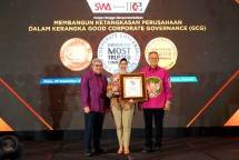 Direktur Compliance & Human Capital PT Bank Syariah Indonesia Tbk Tribuana Tunggadewi (Batik Tengah) menerima penghargaan yang diserahkan oleh Pemimpin Redaksi Majalah SWA Kemal Effendi Gani (Batik Kiri) didampingi oleh Chairman The Indonesian Institute for Corporate Governance (IICG) Gendut Suprayitno (Batik Kanan) dalam penghargaan Indonesia Most Trusted Companies Award 2023 di Jakarta