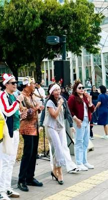 Beberapa pejabat Pemprov DKI seperti Kepala Badan Pengelola Keuangan Daerah (BPKD) Michael Rolandi dan Kepala Biro Kerja Sama DKI, Marulina Dewi turut menghadiri perayaan Kidung Natal 2023 yang diadakan di ruang-ruang publik Kota Jakarta. (Foto: Pemprov DKI)