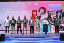 Dirut BRI Sunarso bersama UMKM export