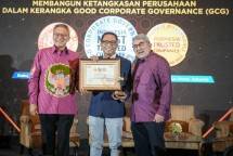 Hadir langsung menerima penyerahan award tersebut, Direktur Kepatuhan BRI A. Solichin Lutfiyanto