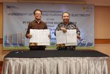 Direktur Utama NeutraDC Batam, Indrama YM Purba (kiri), bersama Direktur Utama PLN Batam, Muhammad Irwansyah Putra (kanan), melakukan penandatanganan kerja sama pengadaan pasokan energi listrik berkapasitas 90.000.000 Volt Ampere (VA) untuk Hyperscale Data Center (HDC) Batam