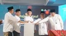 Dari ki-ka: Pimpinan Ponpes Al Munawwir Dr. KH. M. Kholid Arief Rozaq, Ketua Rabithah Ma'ahid Islamiah (RMI) PBNU KH. Hodrie Arief, Ketua Umum PBNU Dr. KH Yahya Cholil Staquf, VP Islamic Socio-business BSI Akhsin Muamar, dan Area Manager BSI Yogyakarta Budi Abdiriva saat Launching Aplikasi Al-Munawwir Kamus Digital Bahasa Arab - Indonesia pada acara Majelis Haul KH. Muhammad Munawwir di Krapyak, Yogyakarta.