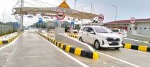 Penumpamg melintas Tol Hutama Karya