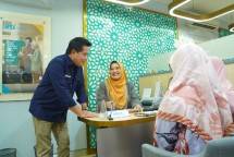 Direktur Utama BSI Hery Gunardi sedang berbincang dengan nasabah di Kantor Cabang BSI Mayestik Jakarta Selatan. Hal ini dilakukan untuk memastikan bahwa seluruh cabang perseroan dapat memberikan pelayanan yang optimal kepada nasabah periode jelang akhir tahun
