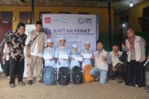 Tim Jufi bersama anak-anak duafa yang akan disunat ditemani Tim Ybm PLN