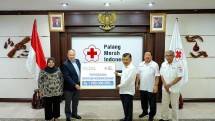 Nestle Indonesia serahkan donasi bantuan kemanusiaan senilai Rp1 miliar kepada PMI.