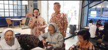 Ketua Umum Kill Covid-19 Relief International Services (KRIS) Adharta Ongkosaputra beserta anggota KRIS