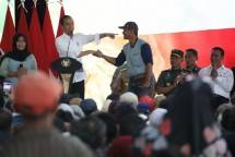 Jokowi dan Mentan di hadapan Petani