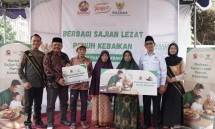 Penyerahan paket sembako dari Baznas, Bango dan Royco.