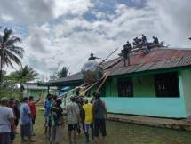 Bahu Membahu Naikan Kubah Renovasi Atap Mesjid di Perbatasan