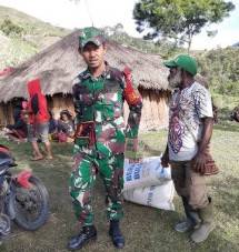 Babinsa Posramil 1714-06/ Tingginambut Beri Bantuan Kepada Masyarakat Yang Kena Musibah
