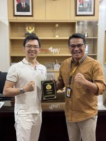 kiri ke kanan : Founder dan CEO Triv.co.id Gabriel Rey dan Kepala Kantor Pelayanan Pajak (KPP) Mulyorejo Surabaya Bapak Emri M. Singarimbun. 
