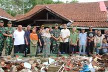 Panglima TNI Salurkan 1.000 Paket Sembako Untuk Korban Gempa Sumedang 