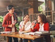 Muda mudi minum air VIT 