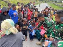 Babinsa Posramil 1714-08/Nioga Laksanakan Komsos Dengan Cara Kenali, Datangi dan Layani Masyarakat