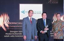 Pascall Wilson, Direktur Utama PT Modern Industrial Estat (Tengah) saat menerima penghargaan Properti Indonesia Award 2017 yang diserahkan oleh Dr. Ir Akbar Tandjung (Menteri Negara Perumahan Rakyat periode 1993-1998) yang didampingi oleh Said Mustaf