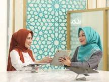 Karyawan BSI menjelaskan produk ke nasabah