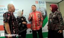 Direktur Operasional dan Jaringan BNI Syariah Junaidi Hisom berbincang dengan SEVP Risiko dan Komunikasi Tribuana Tunggadewi, Plt Direktur Utama Abdullah Firman Wibowo, dan Plt Direktur Bisnis Dhias Widhiyati, saat paparan kinerja triwulan III tahun 
