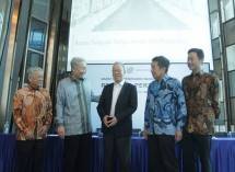 Dari kiri ke kanan: Efendy Gojali, TJahjono Alim, Mardjoeki Atmadiredja, Usman Andy, Willianto Alim. (Foto: Humas PT Surya Pertiwi Tbk)