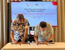 CEO NeutraDC, Andreuw Th A F (kanan) dan CEO BDx, Mayank Srivastava saat penandatanganan Nota Kesepahaman (MoU) antara Telkom Data Ekosistem (NeutraDC) dan joint venture dari BDx Data Centers (BDx), Indosat, dan Lintasarta, BDx Indonesia di Pacific Telecommunications Council (PTC) 2024, di Honolulu, Hawaii, AS