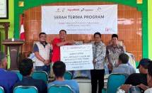 Direktur Eksekutif YTBN, P&GA; ExxonMobil Cepu Limited bersama Kepala Desa Jegulo saat serah terima program pembangunan sanitasi.