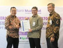 Direktur Utama PT Bank Muamalat Indonesia Tbk Indra Falatehan (tengah) didampingi oleh Direktur Kepatuhan, Risiko & Hukum Karno (kanan) menerima sertifikat ISO 37001:2016 dari President Director PT T&Uuml;V S&Uuml;D Indonesia Yuan Handayana (kiri) di Jakarta