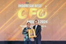 Keterangan foto: Direktur Keuangan & Strategi Bank DKI, Romy Wijayanto (kiri) menerima penghargaan sebagai Best Performance Chief Financial Officer in Strategy Roadmap Implementation to Reach Sustainable Financial Performance Goals, (Category: Regional Bank, pada acara Warta Ekonomi Indonesia Best CFO Awards 2024 dengan tema Strengthening Budget Efficiency to Maintain Financial Stability, yang diberikan oleh CEO & Chief Editor Warta Ekonomi Group, Muhamad Ihsan (kanan), di Jakarta pada Kamis (25/01).