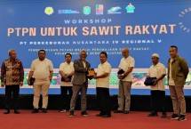 Direktur Utama Holding Perkebunan Nusantara III (Persero) Mohammad Abdul Ghani (empat kiri) menyerahkan cenderamata kepada Ketua Umum Asosiasi Petani Kelapa Sawit Perusahaan Inti Rakyat (Aspekpir) Setiyono di acara Workshop PTPN untuk Sawit Rakyat yang digelar di Pontianak, Kalimantan Barat (Kalbar), Kamis (25/1/2024).
