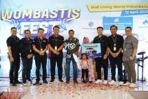 Pemenang hadiah pertama pengundian WOMBASTIS 2023 pada April 2023 lalu. (Foto: Humas WOM Finance)