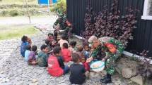 Babinsa Koramil 1714-01/Mulia Ajarkan Mencuci Tangan Yang Bersih Kepada Anak-Anak Se-Wilayah Mulia