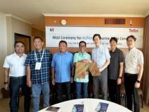 Chief Executive Officer (CEO) Telin Budi Satria Dharma Purba (keempat dari kiri) dan Senior Vice President KT Corporation Jehoon Myung (ketiga dari kanan) usai penandatanganan Memorandum of Understanding (MoU) komitmen konsorsium ALPHA disaksikan Direktur Utama Telkom Ririek Adriansyah (ketiga dari kiri), Direktor Wholesale & International ServiceTelkom Bogi Witjaksono (kedua dari kiri), Direktur Group Business Development Telkom Honesty Basyir (paling kiri) dan jajaran KT Corporation di Hawaii