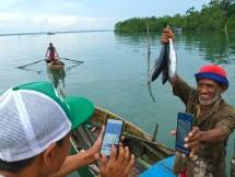Nelayan bertransaksi menggunakan BRImo
