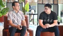 (Kiri) Herianto, Cloud Director SMI, dan (Kanan) Surya Halim, CEO Delman Data Lab, sedang melakukan diskusi terkait solusi yang ditawarkan oleh Delman Data Lab.