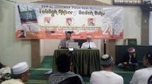 Ustaz Haris Amir Falah kanan.