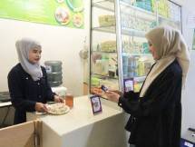 Karyawan melakukan pembayaran menggunakan QRIS di salah satu merchant kantin karyawan PT Bank Muamalat Indonesia Tbk. 