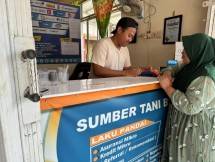 Konsumen bertransaksi keuangan di agen BRILink