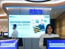 Nasabah bertransaksi di PT Bank Rakyat Indonesia Tbk