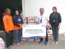 Korban Banjir menerima bantuan BRI