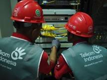 Petugas Telkom mengecek jaringan demi Pemilu 2024