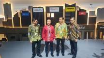 Jajaran manajemen Bank Danamon, Adira Finance dan MUFG dalam konferensi pers di IIMS 2024