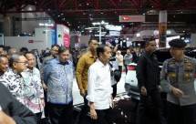 Presiden Jokowi dan Menko AIrlangga meninjau Pameran IIMS 2024